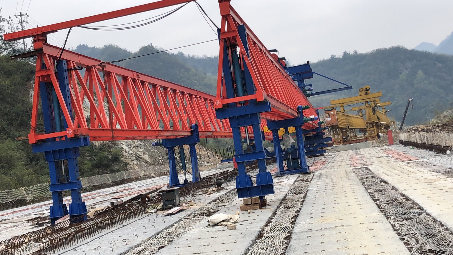 湖北十堰，十巫高速三標，采購我廠的JQ40-180新式架橋機