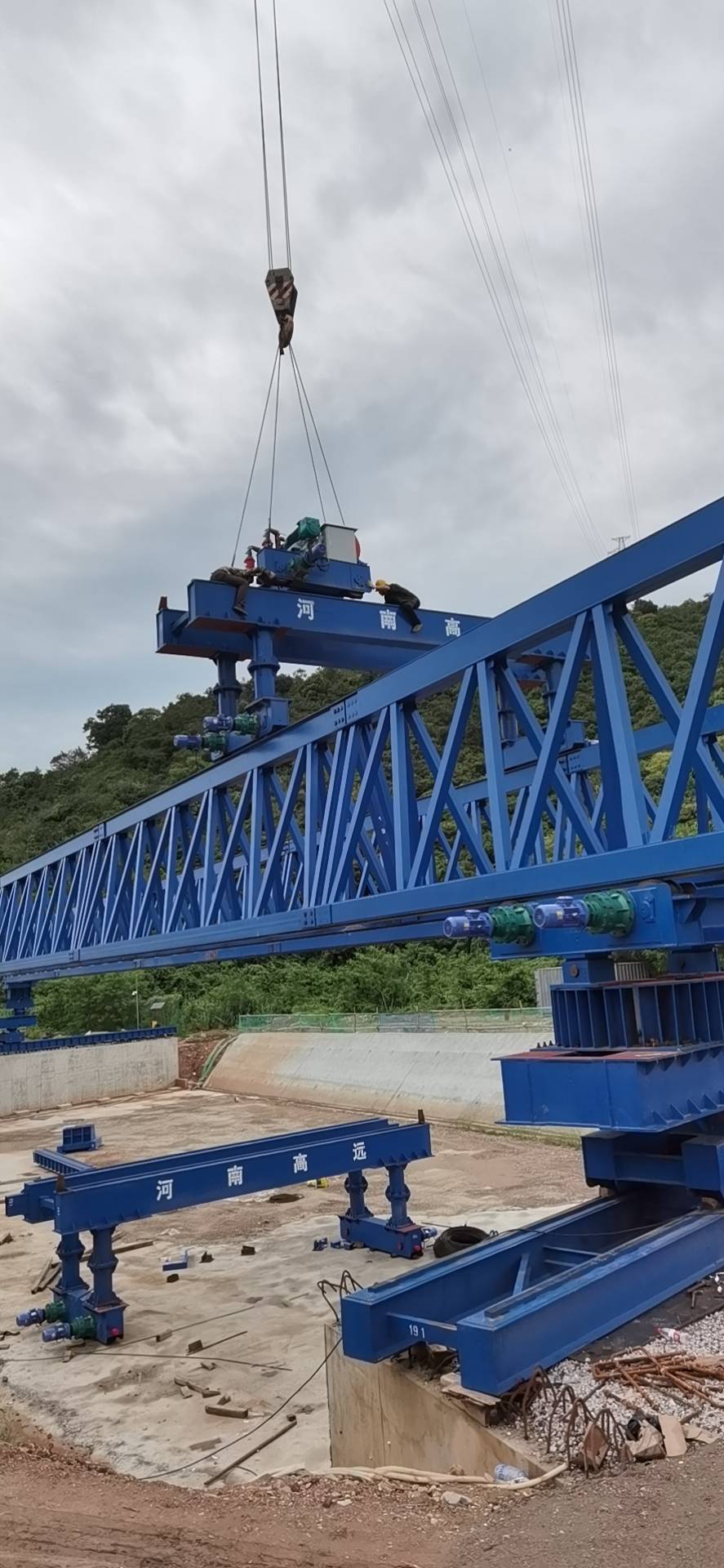 黃岡華鑫建筑勞務(wù)有限公司，深圳寶安區(qū)石清大道一期道路工程上跨廣深客運(yùn)專(zhuān)線橋梁工程，采購(gòu)全新式QYLQ50m-220t架橋機(jī)