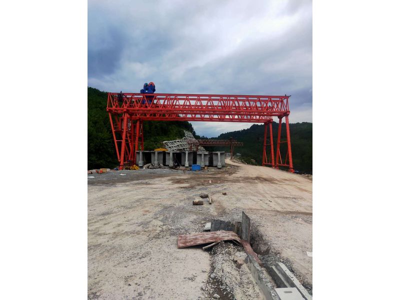 重慶匯森路橋工程建設(shè)有限公司，巴萬高速三標(biāo)項目部采購高遠(yuǎn)重型MG100/10-24m-9m龍門吊兩臺，設(shè)備發(fā)貨出廠