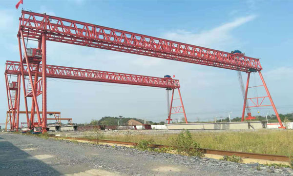 廣東清遠(yuǎn)MG120/10噸-24米跨-12米提升4臺龍門吊陸續(xù)進場拼裝中