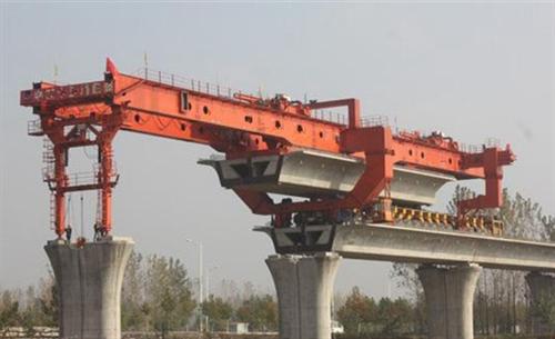 架橋機(jī)是種龐大而復(fù)雜的設(shè)備，具有許多工序日常維護(hù)很重要