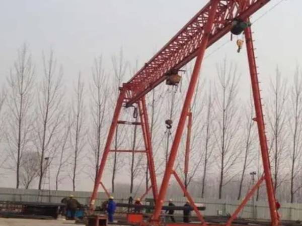 龍門吊門式起重機(jī)作業(yè)時(shí)如何確保下方人員的安全？