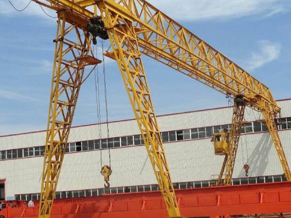 龍門吊作業(yè)中如何保證軌道的清潔和平整？