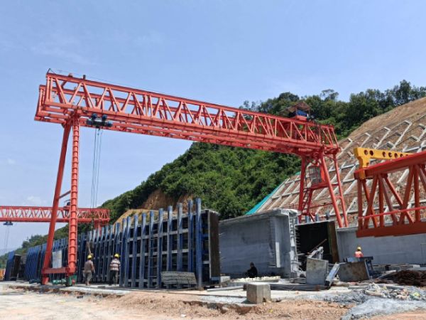 龍門吊門式起重機運行過程中的安全操作規(guī)范有哪些？